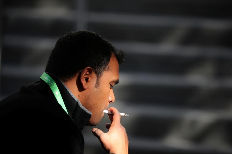 © Reuters. نمط الحياة الصحي الخالي من التدخين يطيل العمر 10 سنوات على الأقل