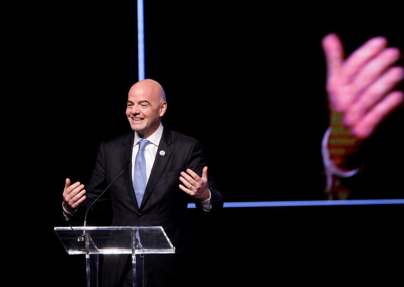 © Reuters. La FIFA propone organizar un mini Mundial cada dos años