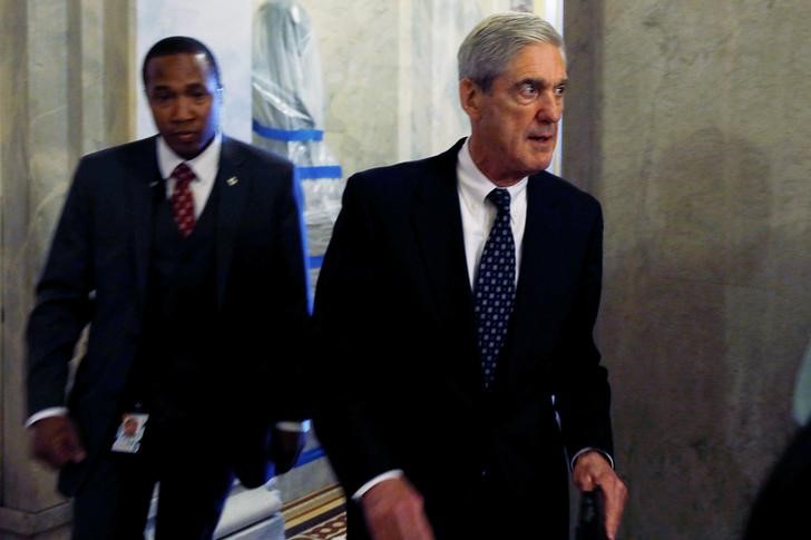 © Reuters. El fiscal especial Robert Mueller abandona el edificio del Capitolio tras reunirse con miembros de una comisión del Senado en Washington. Imagen de archivo