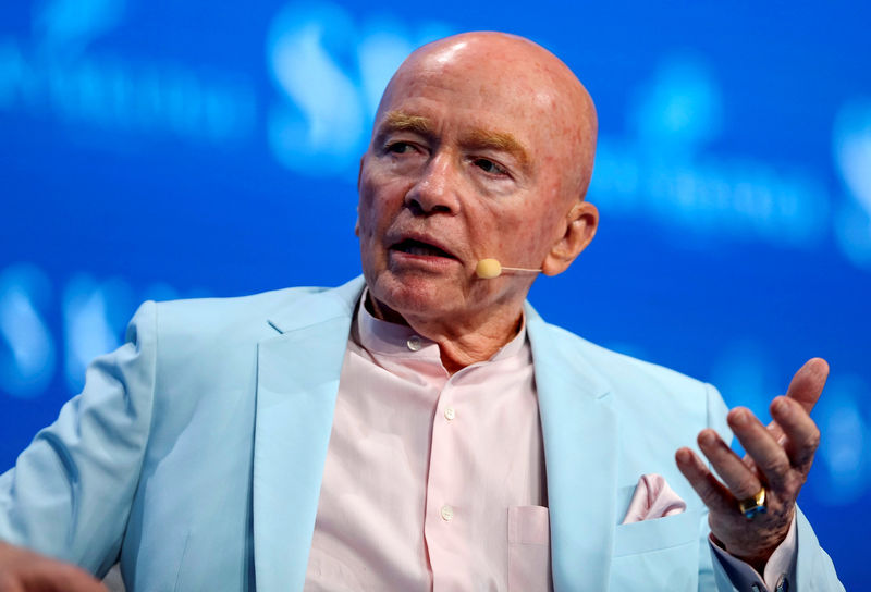 © Reuters. FILE PHOTO: Mark Mobius, executive chairman at Templeton Emerging Markets Group, speaks during the SALT conference in Las Vegas