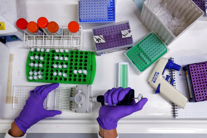 © Reuters. FILE PHOTO: Scientist prepares protein samples for analysis in a lab at the Institute of Cancer Research in Sutton