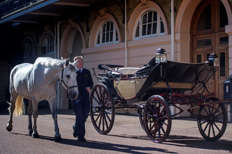 © Reuters. الأمير هاري وعروسه ماركل يختاران عربة الزفاف الملكية