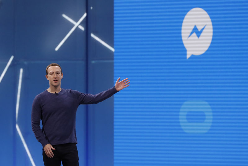 © Reuters. El presidente ejecutivo de Facebook, Mark Zuckerberg, en la conferencia anual de desarrolladores de la empresa en San José, EEUU