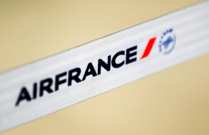 © Reuters. FILE PHOTO: Air France logo is pictured at the Air France check-in at Bordeaux-Merignac airport, as Air France pilots, cabin and ground crews unions call for a strike over salaries in Merignac near Bordeaux