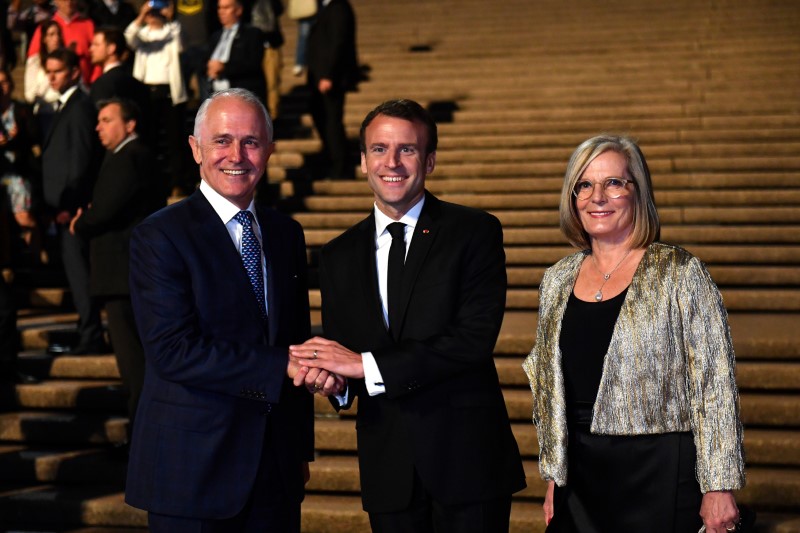 © Reuters. زلة لسان.. ماكرون يشكر رئيس وزراء استراليا وزوجته "اللذيذة"