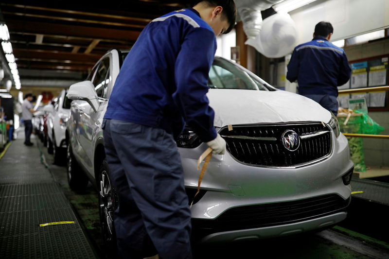 © Reuters. FILE PHOTO: An employee works at an assembly line of GM Korea's Bupyeong plant in Incheon