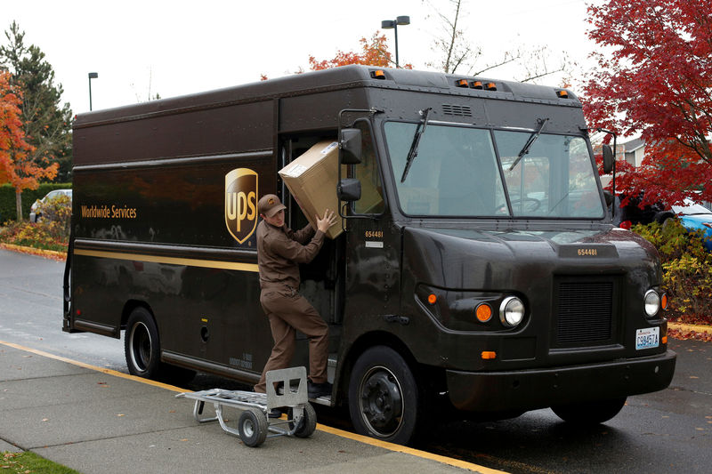 © Reuters. FILE PHOTO: Forrest Lampe-Martin unloads packages during a UPS delivery in Seattle