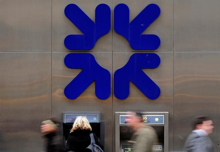 © Reuters. A woman uses an ATM at a Royal Bank of Scotland branch in London