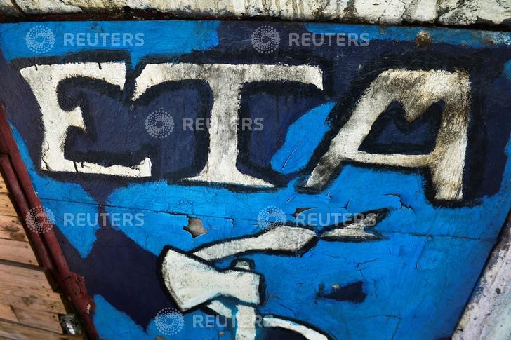 © Reuters. Mural con il logo Eta a Bermeo, Spagna