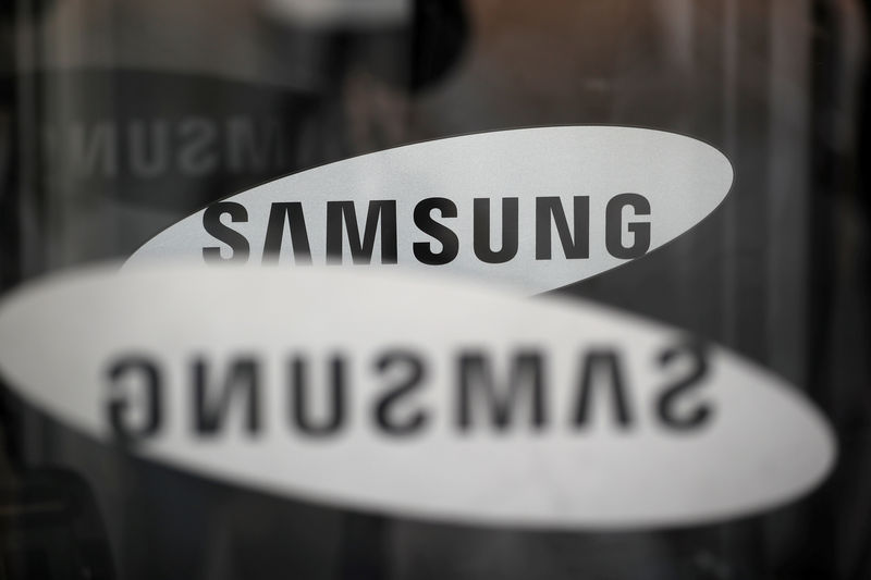 © Reuters. FILE PHOTO: The logo of Samsung Electronics is seen at its office building in Seoul