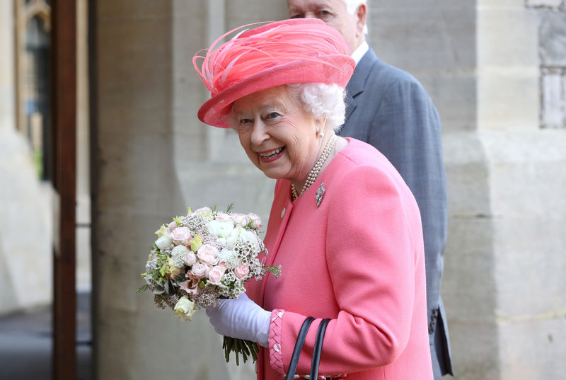 © Reuters. La reina de Inglaterra conoce al príncipe Luis, su sexto bisnieto