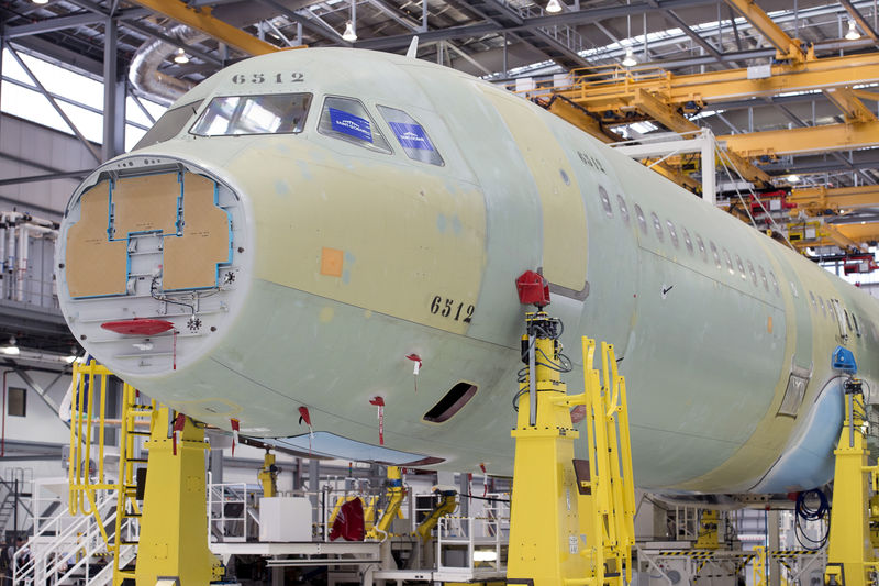 © Reuters. FILE PHOTO: An Airbus A321 in the final assembly line hangar at the Airbus U.S. manufacturing facility in Mobile, Alabama
