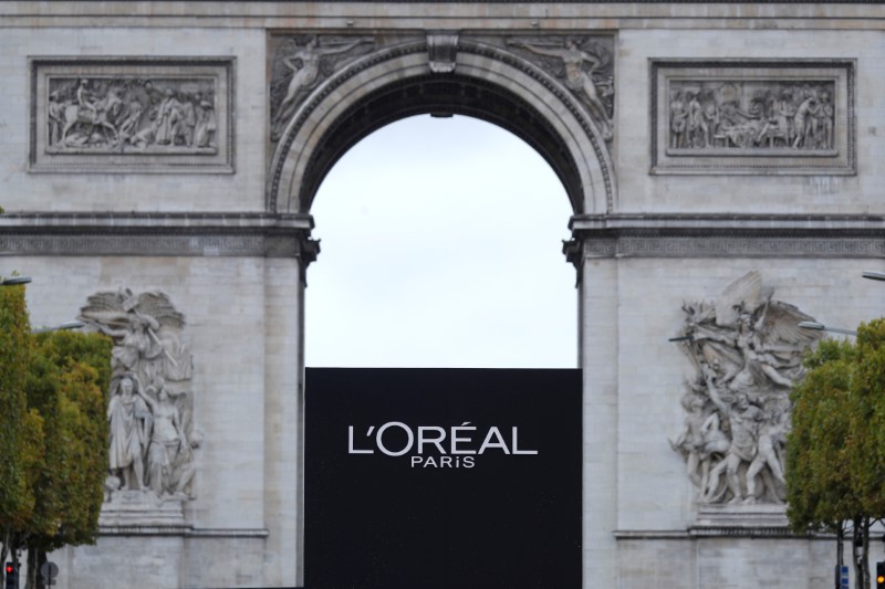 © Reuters. The logo of French cosmetics group L'Oreal is seen in front of the Arc de Triomphe during a public event in Paris