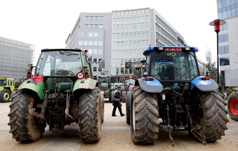 © Reuters. Tractors are parked outside a building, where a meeting of European Union agriculture ministers takes place, during a protest of Belgian farmers in Brussels