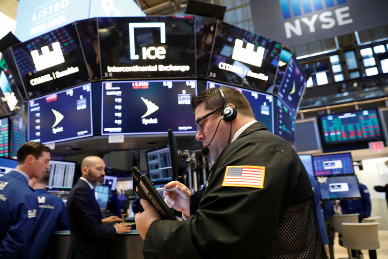 © Reuters. Traders work on the floor of the New York Stock Exchange, (NYSE) in New York