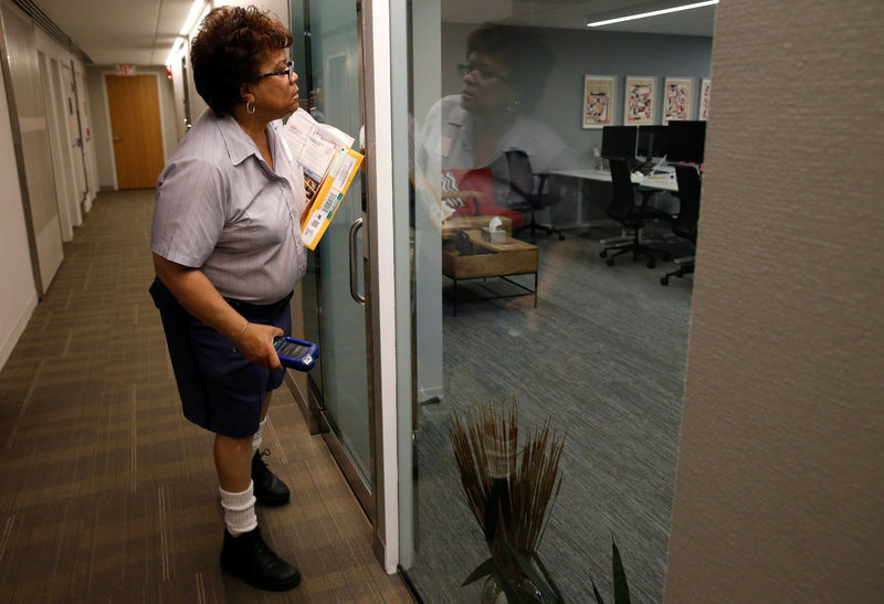 © Reuters. Mail carrier Monica Plummer looks for someone to sign for their mail in the empty offices of Cambridge Analytica in Washington