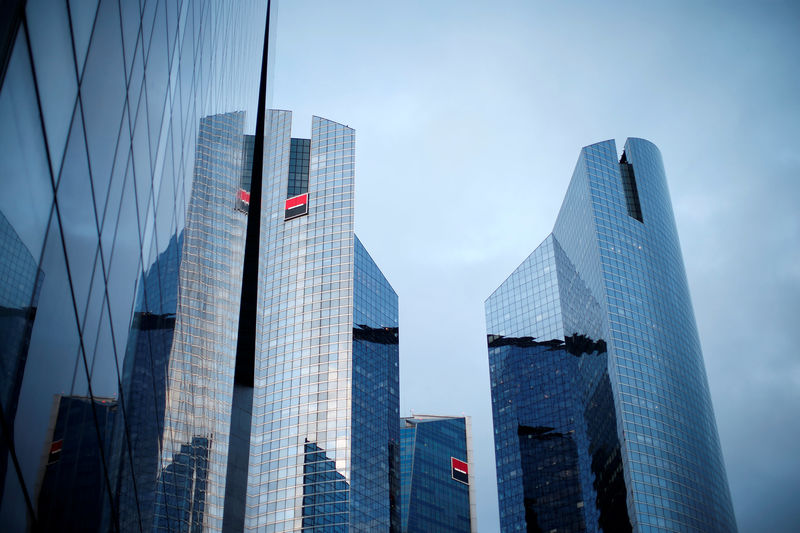 © Reuters. FILE PHOTO: A general view shows French bank Societe Generale headquarters buildings in La Defense near Paris