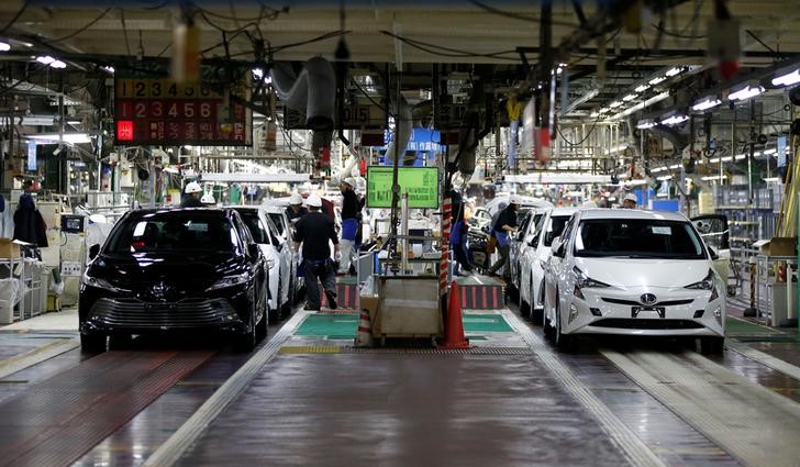 © Reuters. Modelos Prius e Camry Sedan, da Toyota, em linha de produção em fábrica da montadora