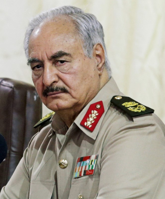 © Reuters. القائد العسكري الليبي خليفة حفتر يواجه مزاعم تعذيب في دعوى فرنسية