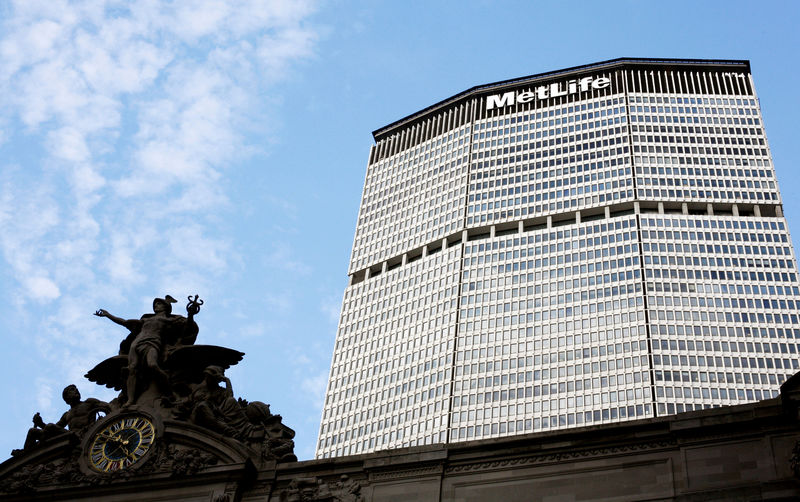 © Reuters. FILE PHOTO: Statue stands atop Grand Central Station in front of the MetLife building in New York