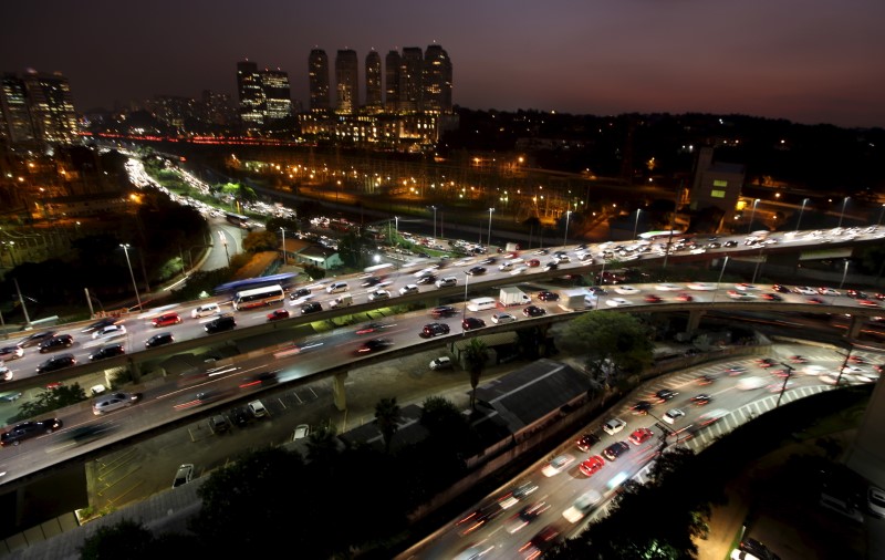 © Reuters. Automóveis durante a hora do rush na Av. Bandeirantes, São Paulo, Brasil