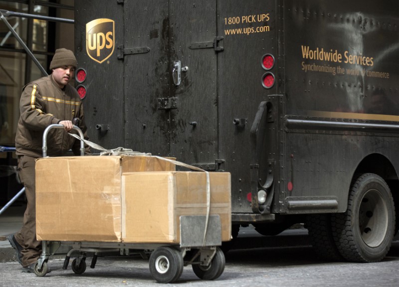 © Reuters. Entregador da UPS descarrega pacotes de caminhão em Nova York, EUA