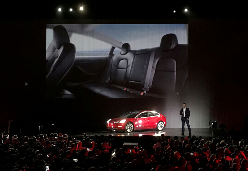 © Reuters. FILE PHOTO: Tesla Chief Executive Elon Musk introduces one of the first Model 3 cars in Fremont California