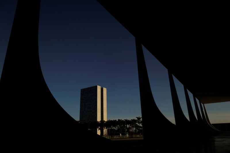 © Reuters. National Congress building can be seen near the columns of the Supreme Court building during sunrise in Brasilia