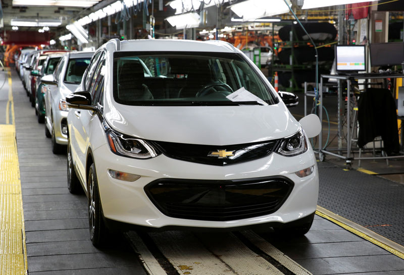 © Reuters. A 2018 Chevrolet Bolt EV vehicle is seen on the assembly line at General Motors Orion Assembly in Lake Orion, Michigan,