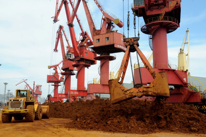 © Reuters. Iron ores are unloaded at a port in Lianyungang