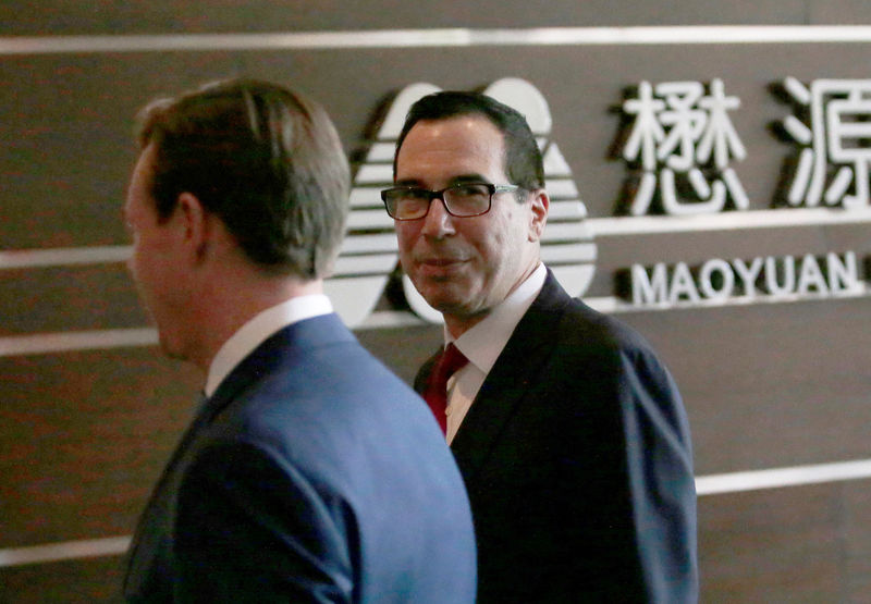 © Reuters. El secretario del Tesoro de Estados Unidos, Steven Mnuchin (derecha), es visto mientras él y una delegación estadounidense llegan a un hotel en Pekín, China