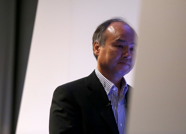 © Reuters. SoftBank Group Corp Chairman and CEO Masayoshi Son leaves a session at SoftBank World 2017 conference in Tokyo