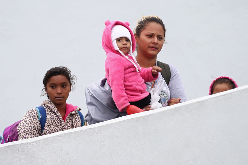 © Reuters. Casi 90 inmigrantes de la caravana que enfureció a Trump cruzan a EEUU buscando asilo