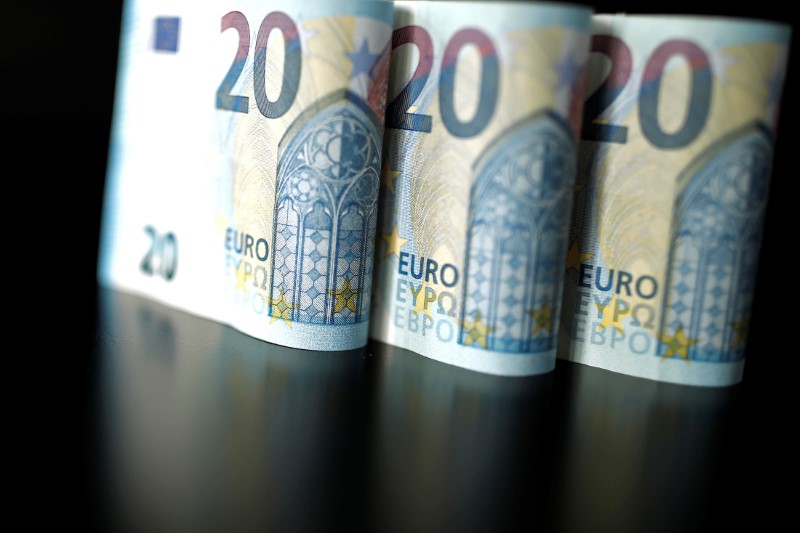 © Reuters. 20 Euro banknotes are displayed is this picture illustration