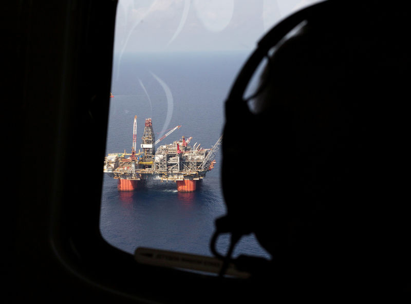 © Reuters. FILE PHOTO: Representative Steve Scalise (R-LA) views BP's Thunder Horse Oil Platform in the Gulf of Mexico, 150 miles from the Louisiana coast in this handout photo