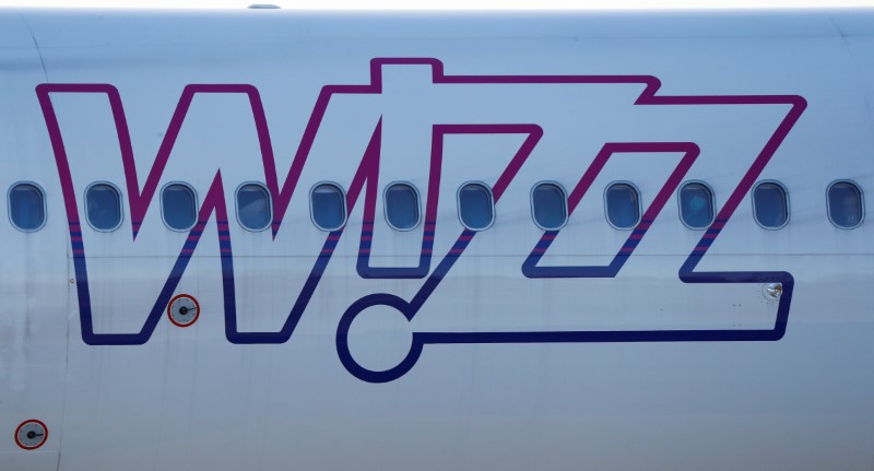 © Reuters. FILE PHOTO: Wizz Air Airbus 321-231 HA-LXJ aircraft taxis to runway at the Chopin International Airport in Warsaw
