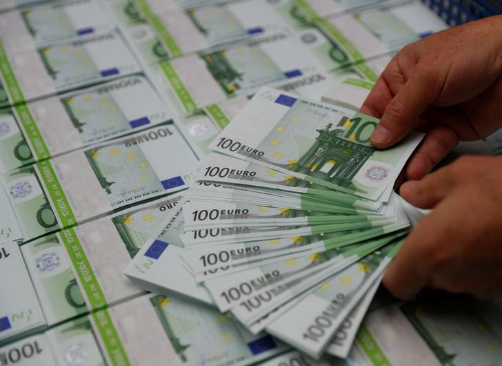 © Reuters. Notas de euro na sede da empresa Money Service Austria em Viena, Áustria