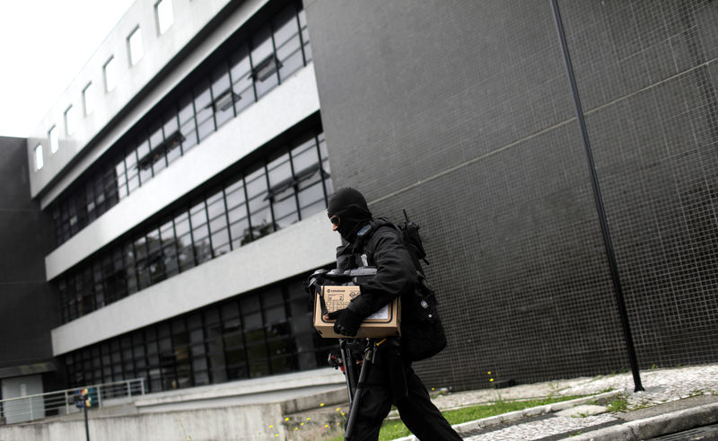 © Reuters. Agente da Polícia Federal em Curitiba