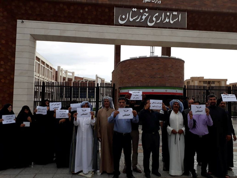 © Reuters. Families of prisoners in Ahvaz protest in front of the governor's office in Ahvaz