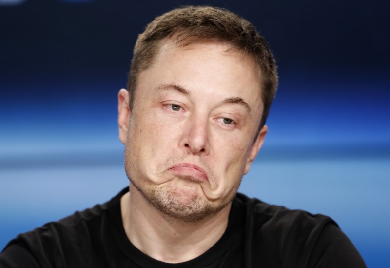 © Reuters. FILE PHOTO: SpaceX founder Musk at a press conference following the first launch of a SpaceX Falcon Heavy rocket in Cape Canaveral