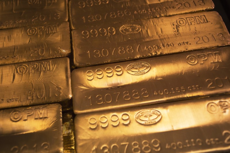 © Reuters. Слитки 24-каратного золота в монетном дворе в Вест-Поинте, Нью-Йорк
