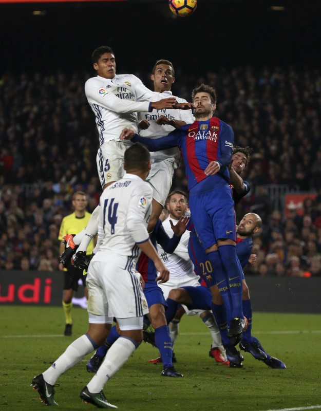 © Reuters. El Barça medirá sus triunfos domésticos a los europeos del Madrid en el Clásico