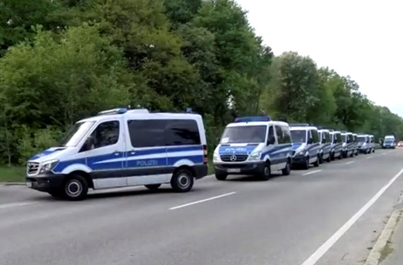 © Reuters. Carros de polícia chegando a acampamento de refugiados em Ellwangen, na Alemanha