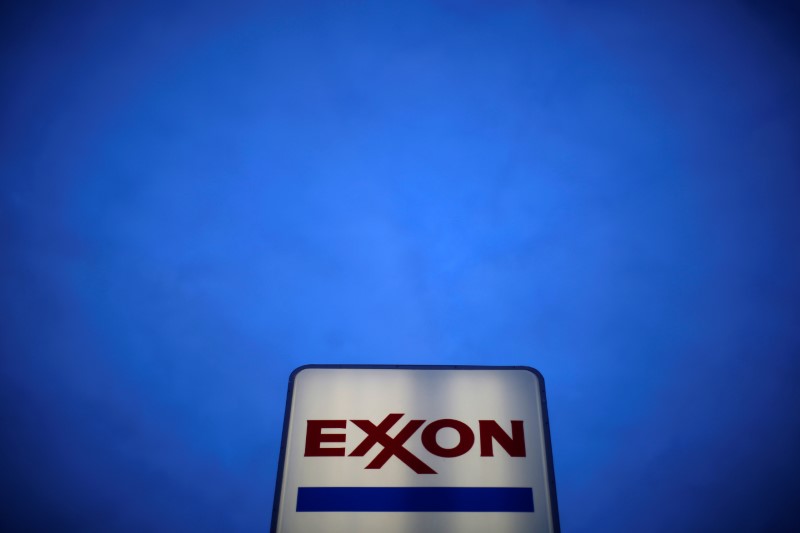 © Reuters. Логотип Exxon на заправке в пригороде Чикаго