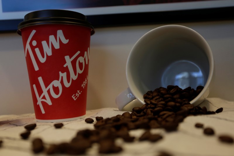 © Reuters. A Tim Hortons coffee cup and coffee beans are displayed at the coffee shop during a media event a day before its opening in San Pedro Garza Garcia, neighboring Monterrey