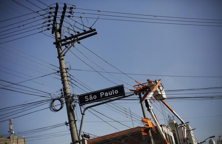 © Reuters. Técnico da Eletropaulo trabalha em poste no centro de São Paulo
