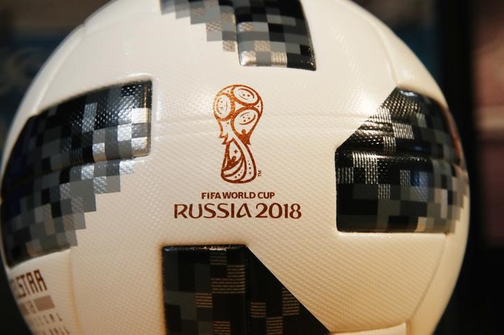 © Reuters. Футбольный мяч с эмблемой ЧМ-2018 перед ежегодной пресс-конференцией Adidas в Херцогенаурахе, Германия