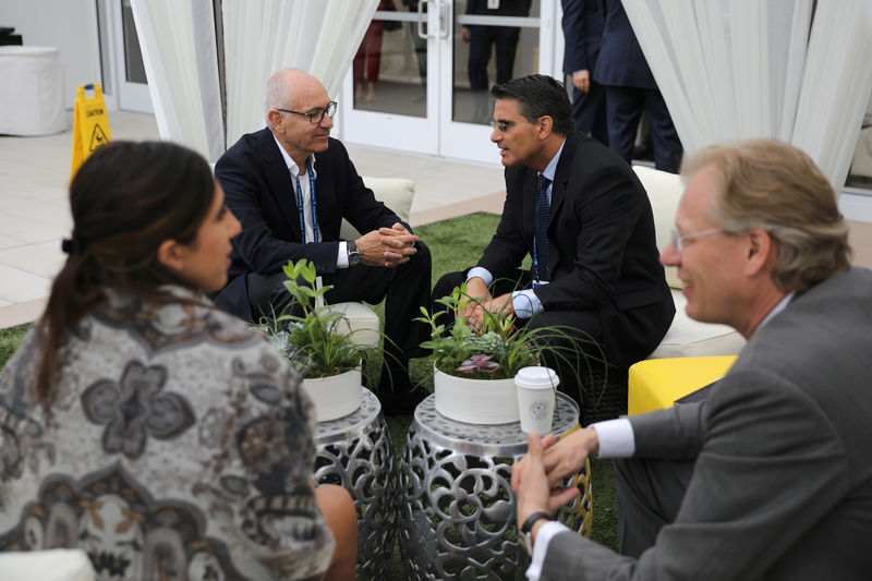 © Reuters. Conference attendees chat at the Milken Institute's 21st Global Conference in Beverly Hills