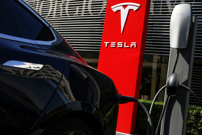 © Reuters. FILE PHOTO: A Tesla car charges at a charging station in Beijing