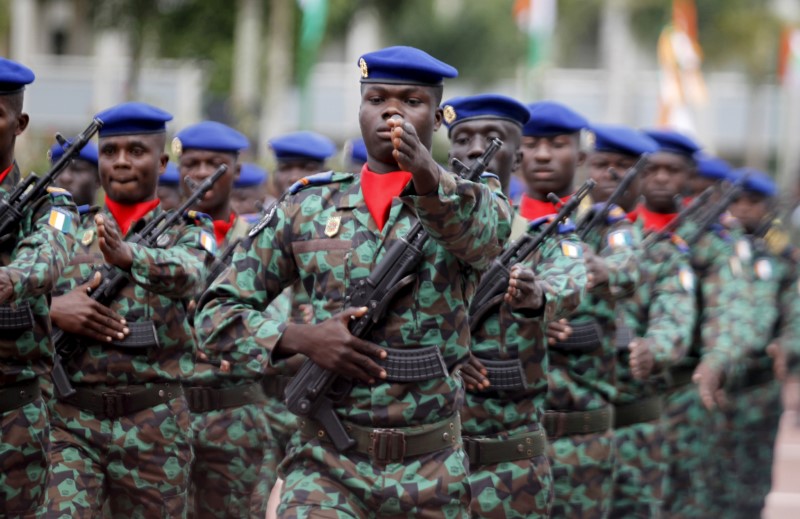 © Reuters. ساحل العاج تحيل أكثر من ألفي جندي للتقاعد من جيش شهد حركات عصيان